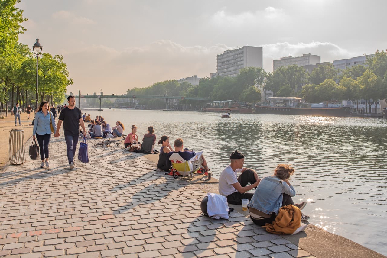 <b>Puesto 10. París, Francia. </b>
<br>
<br>Horas de sol:
<b>1,662 al año.</b>
<br>
<br>Costo promedio de una botella de agua:
<b>2.70 dólares.</b>
<br>
<br>Costo promedio de la membresía en un gimnasio:
<b>49.71 dólares al mes.</b>
<br>
<br>Índice de contaminación:
<b>65.10 puntos</b>.
<br>
<br>Promedio de horas de trabajo (en el país):
<b>1,505 al año.</b>
<br>
<br>Porcentaje de obesidad (en el país):
<b>21.60%</b>.
<br>
<br>Expectativa de vida (en el país):
<b>81.80 años.</b>