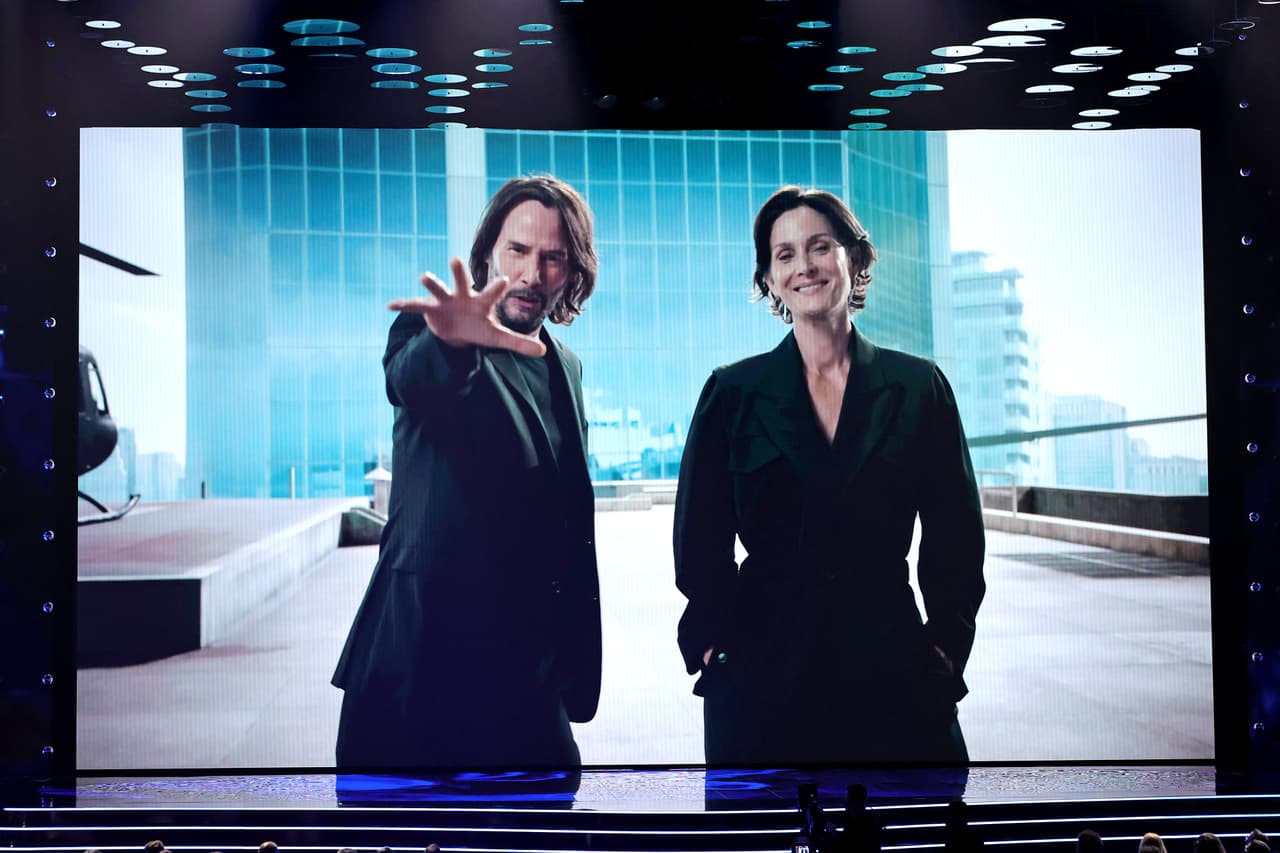 Keanu Reeves y Carrie-Anne Moss.