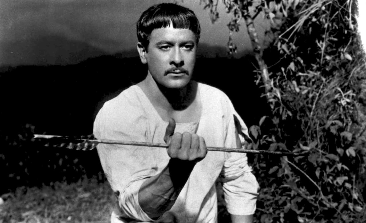 Desde entonces, 
<b><a href="https://www.univision.com/galavision/curiosidades-que-no-sabias-de-pedro-infante-fotos#fff353830001" target="_blank">las leyendas y mitos</a></b> alrededor de Pedro Infante han permeado en muchos mexicanos, quienes aseguran que el cantante no murió en ese accidente y que incluso aún está vivo.