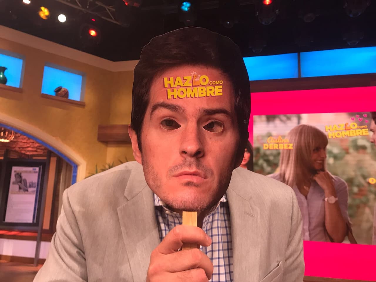 Alan se divirtió poniéndose en la piel de Mauricio Ochmann.