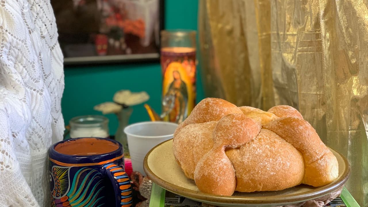 El pan de muerto es considerado una comunión entre la divinidad y los espíritus de los fallecidos.