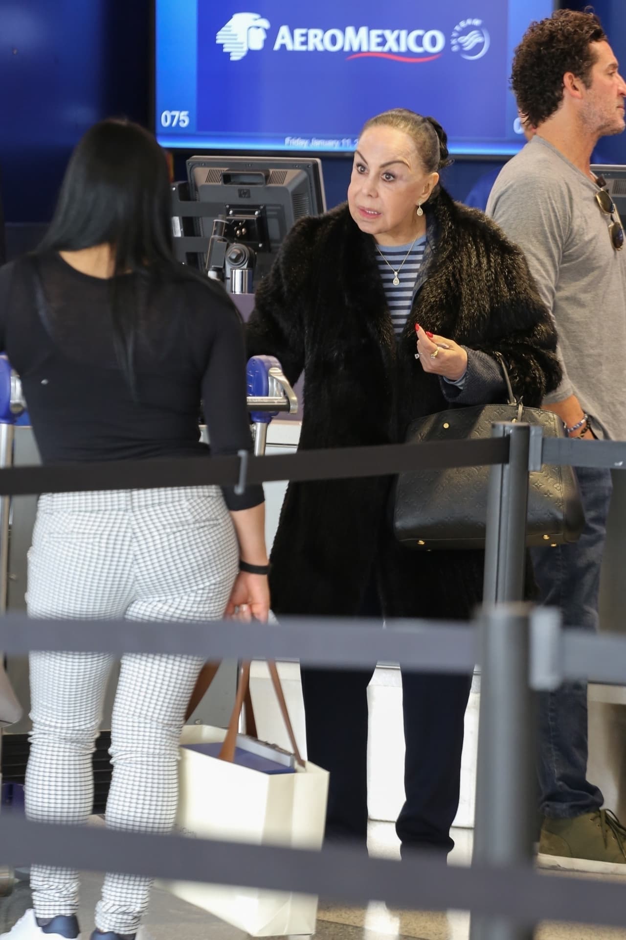 <b>"Mi mamá está bien</b> y la única enfermedad terminal que tiene se llama vida y le falta mucha vida. S
<b><a href="https://www.univision.com/entretenimiento/pepe-aguilar-admite-que-su-mama-flor-silvestre-fue-hospitalizada-pero-se-encuentra-bien-video">í estuvo en el hospital, pero saldrá pronto</a></b>", había anticipado este jueves su hijo Pepe Aguilar.