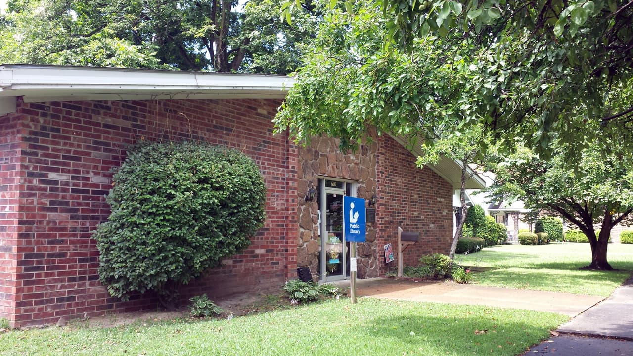 <b>En Arkansas | el lugar más pobre es Marianna</b>
<br>
<br>🔘 
<b>Ingreso medio de Marianna: </b>$17,156
<br>🔘 
<b>Ingreso medio de Arkansas:</b> $47,597
<br>🔘 
<b>Adultos con educación universitaria:</b> 8.2%
<br>🔘 
<b>Población que vive en la pobreza: </b>32.3%
<br>🔘 
<b>Valor promedio de la propiedad:</b> $68,500
<br>
<br>
<i><a href="https://www.univision.com/noticias/dinero/rentas-mas-caras-y-mas-baratas-en-estados-unidos-fotos">Aquí puedes ver las 10 ciudades con rentas más caras y las 10 con las más baratas</a></i>