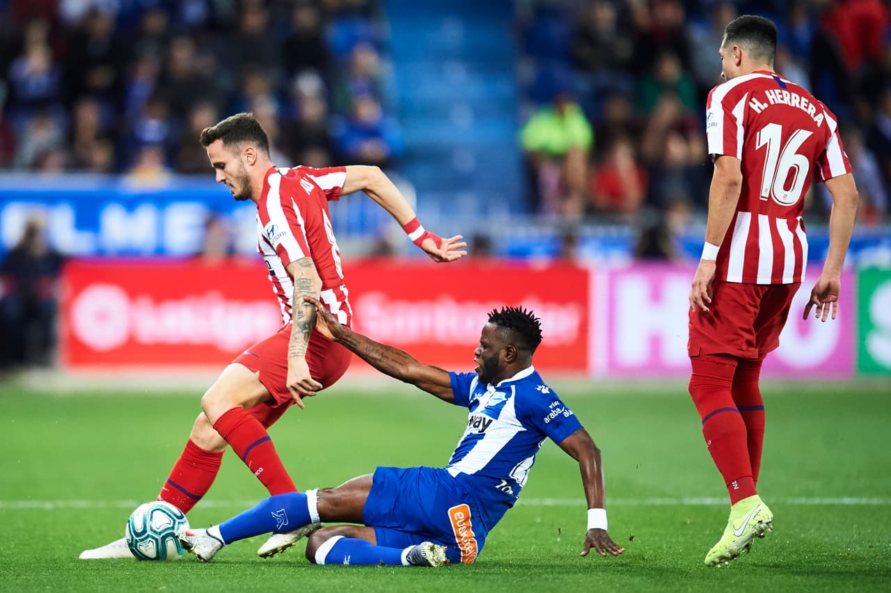 Saul Niguez del Club Atletico de Madrid luchando por el balón contra Wakaso Mubarak del Deportivo Alaves.