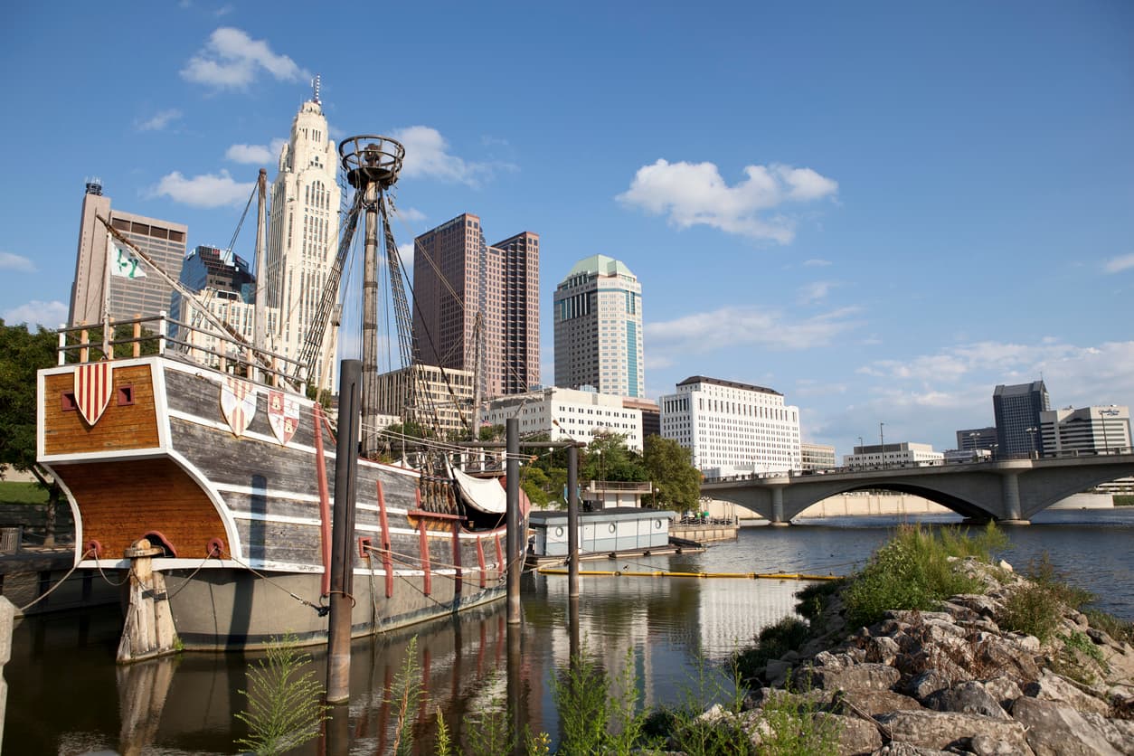 <b>En Columbus, Ohio</b>
<br>
<br>🔘 El ingreso medio en esta ciudad es de $54,902 al año.
<br>🔘 El ingreso que se recomienda tener para poseer una casa es de $69,710.87
<br>🔘 El ingreso que se recomienda tener si vas a alquilar una vivienda es de $62,534.87