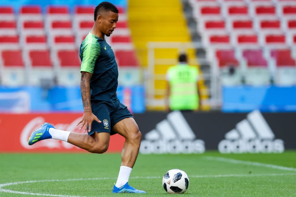 Gabriel Jesús, juvenil y estelar delantero del Manchester City, de apenas 21 años, se prepara a impactar un balón hacia la portería en el entrenamiento final de Brasil previo al duelo ante Croacia.
