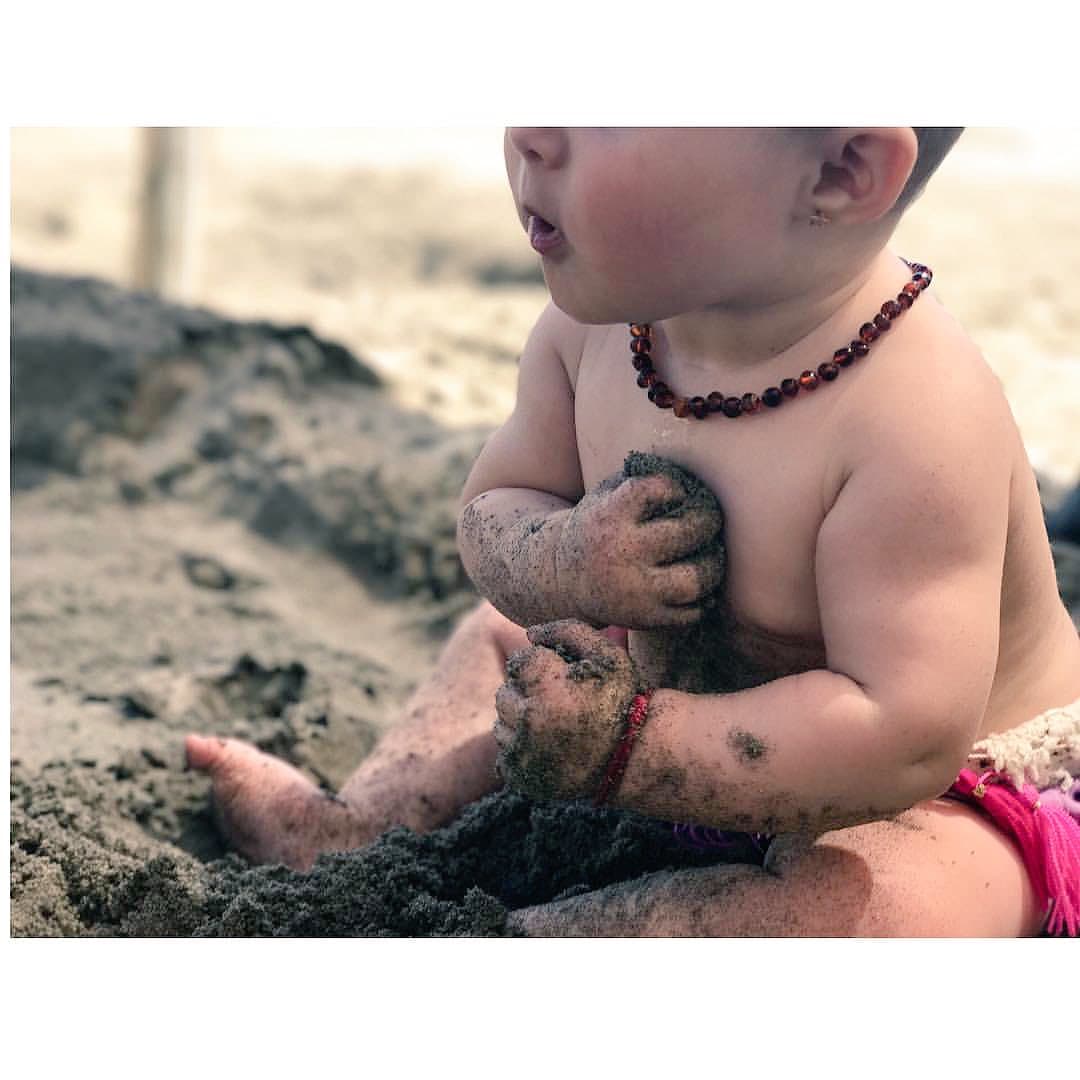 Con la frase "se conocieron" 
<b><a href="http://www.univision.com/temas/zuria-vega">Zuria Vega</a></b> indicó que Lúa y el mar hicieron contacto por primera vez, dejando fascinada a su hija, quien no dejó de jugar y descubrir poco a poco la textura de la arena.