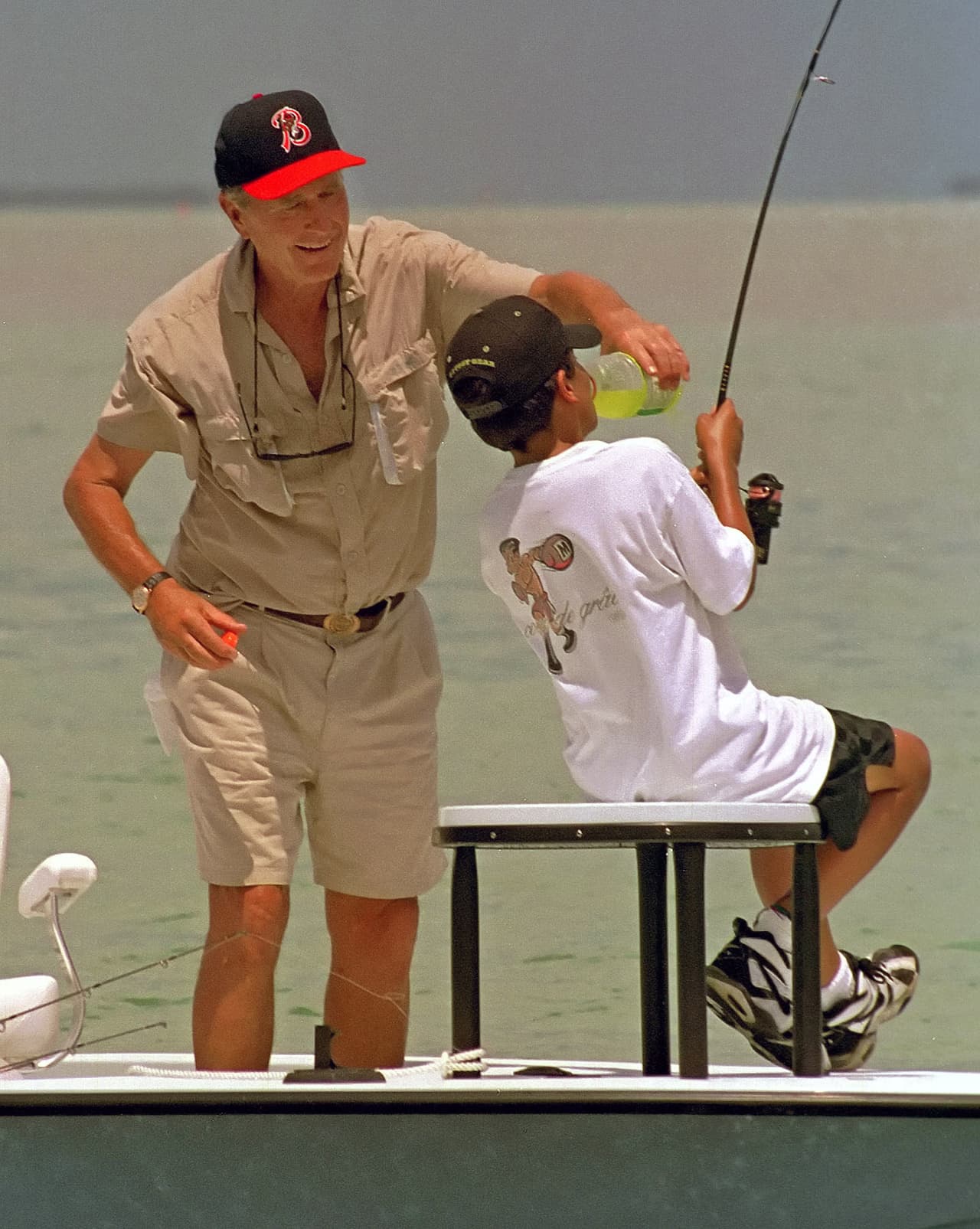 Bush disfrutó de los viajes de pesca a los Cayos de Florida antes, durante y después de su presidencia. Aquí está el expresidente junto a su nieto Jeb Bush, Jr. pescando el 22 de agosto de 1995.