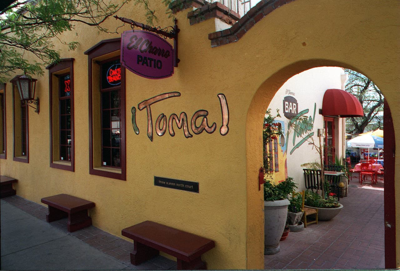 <b>El Charro. Tucson, Arizona. Fundado en 1922.</b> La historia no confirmada de su origen cuenta que la primera propietaria de este café familiar mexicano al estilo sonorense, Monica Flin, inventó la chimichanga cuando accidentalmente dejó caer un burrito en una sartén llena de aceite. En su sitio web aseguran que son “el restaurante mexicano 
<a href="https://www.elcharrocafe.com/"><u>más antiguo del país en funcionamiento continuo por la misma familia</u></a>”. Sus especialidades son la carne seca (procesada en el techo del edificio), las salas picantes y los tamales hechos a mano.