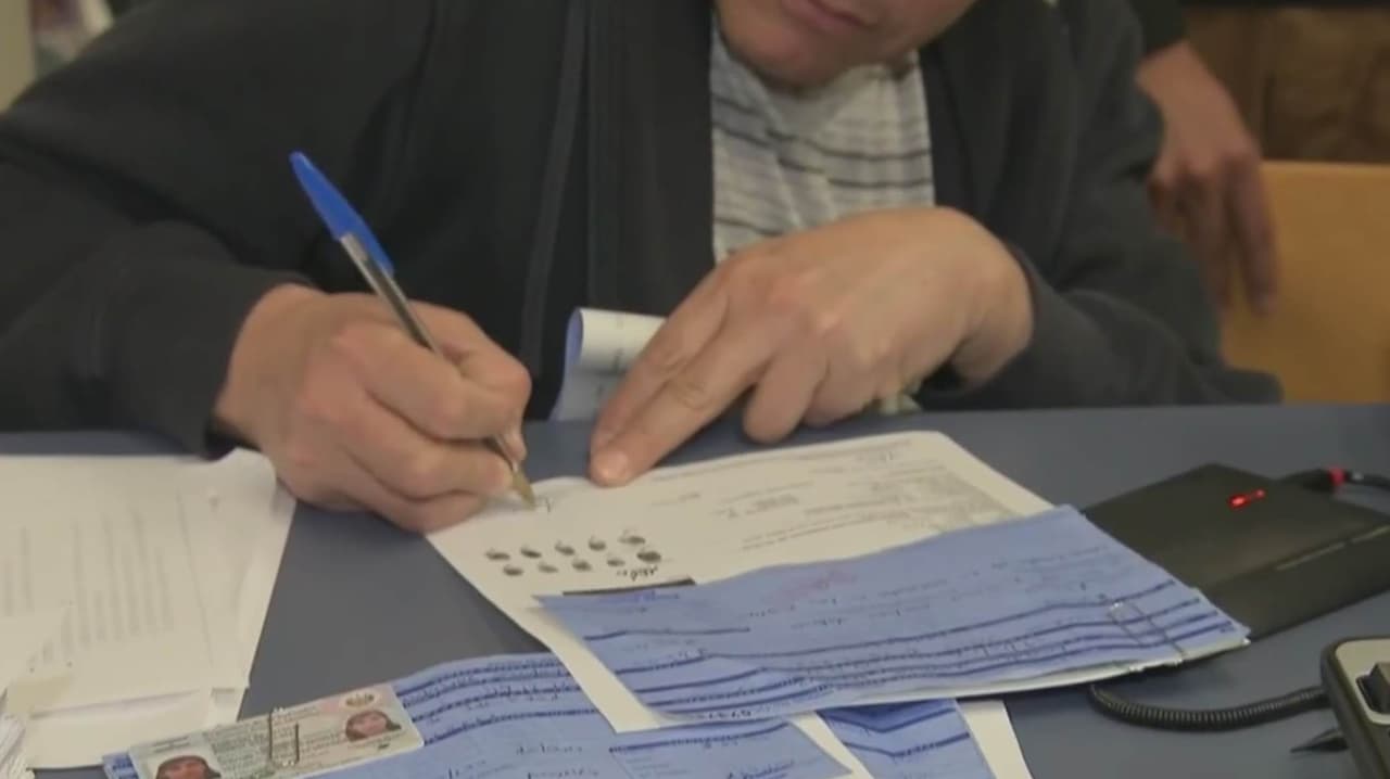 Nuevas Reglas de Inmigración | Demandan al gobierno de Trump por eliminar extensiones de permisos de trabajo