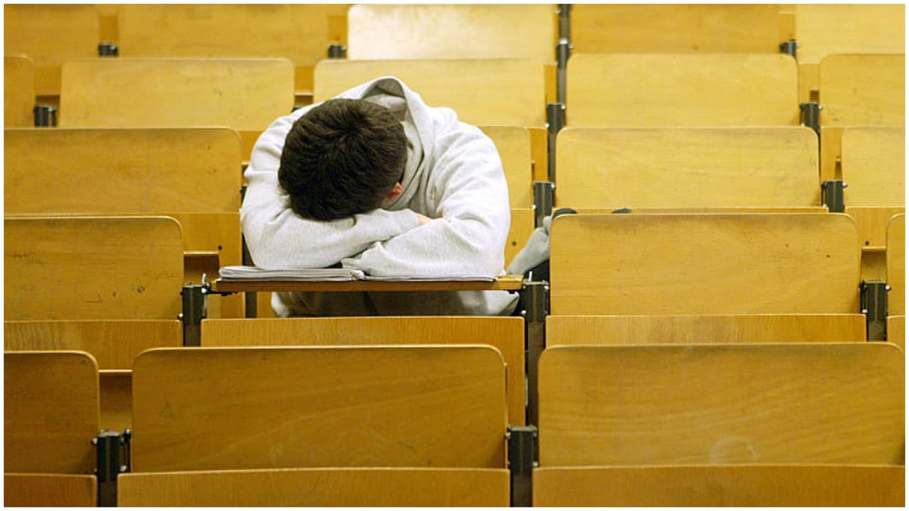 “Hay que aceptar que los niños también se deprimen, se entristecen”, asegura el psicólogo Edmundo Beltrán, quien afirma que la mejor arma contra el suicidio la tienen los padres. El experto explica que es necesario dialogar con ellos, escucharlos y tratar de identificar posibles señales de alarma. Te contamos a dónde puedes comunicarte para pedir ayuda.
<br>