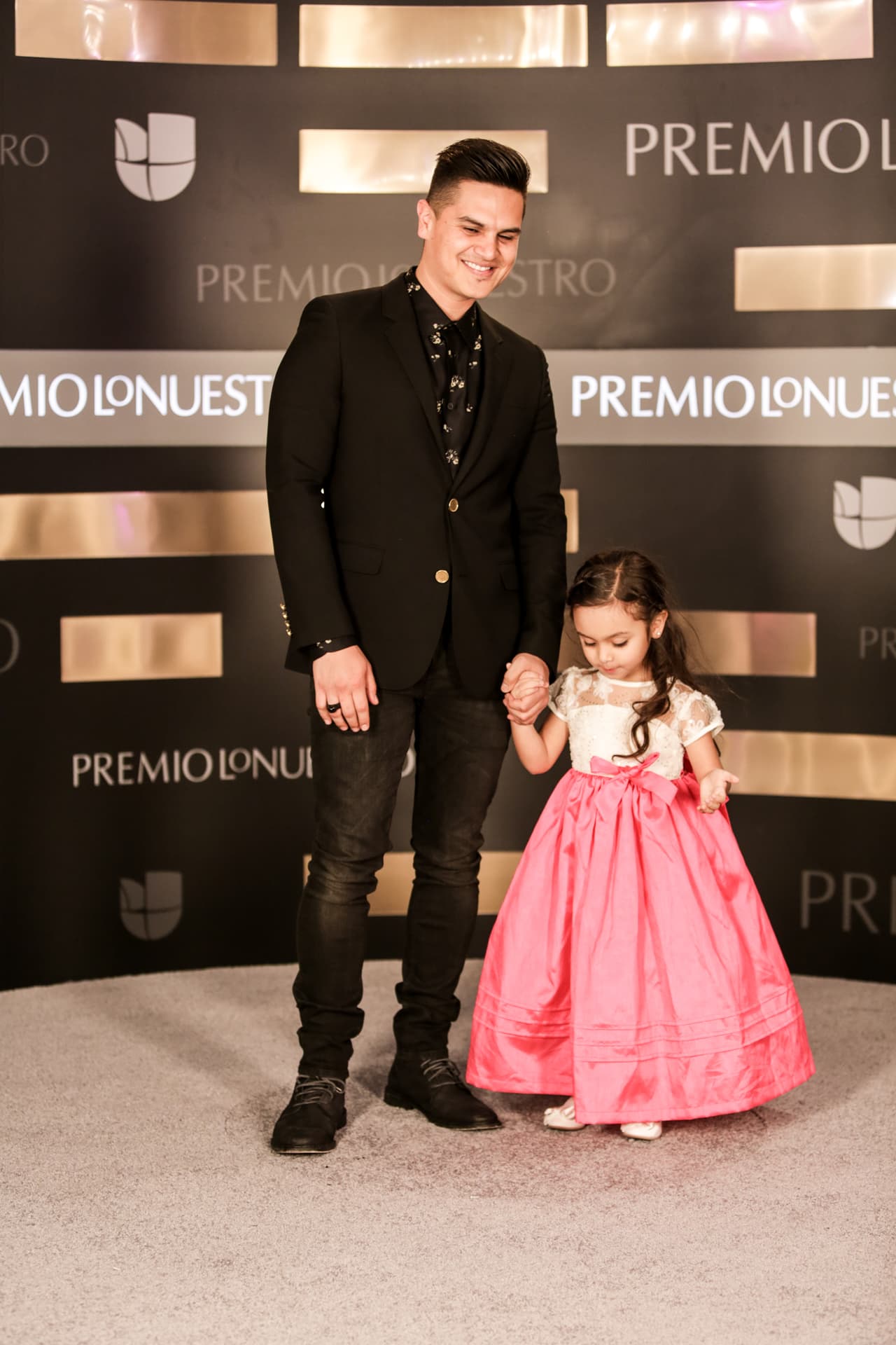 Regulo Caro llegó muy bien acompañado por su hijita.