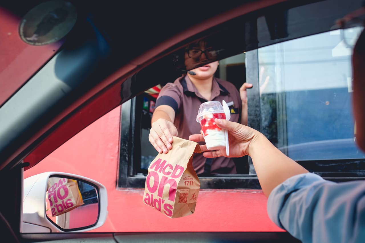 <b>McDonald's</b>
<br>
<br>La cadena de comida rápida más grande del país ofrece un programa a sus empleados para ayudar con el pago de la educación llamado 
<a href="https://www.archwaystoopportunity.com/"><i>Archways to Opportunity</i></a>. La asistencia para la matrícula varía de 2,500 a 3,000 por año, dependiendo de si es un empleado a tiempo completo o parcial.
<br>
<br>Los empleados pueden optar por una escuela de oficios, un colegio comunitario o una universidad de cuatro años.
