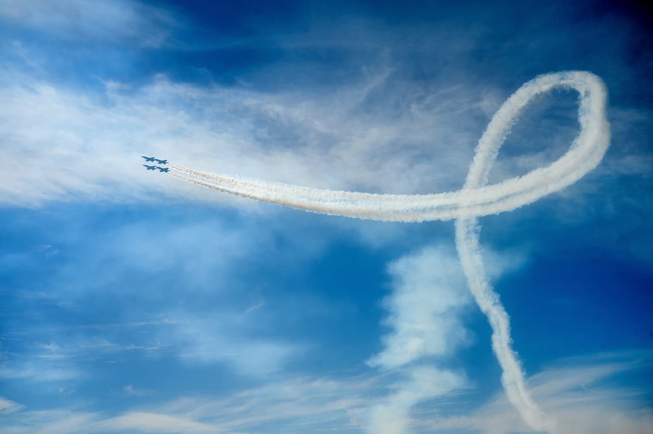 Los F/A-18 pueden ser adaptados en pleno vuelo para la misión que deba cumplirse según la situación, actuando sobre un interruptor en la palanca, siendo capaz en una misma salida de cumplir con labores aire-aire (caza) y aire-tierra (ataque).