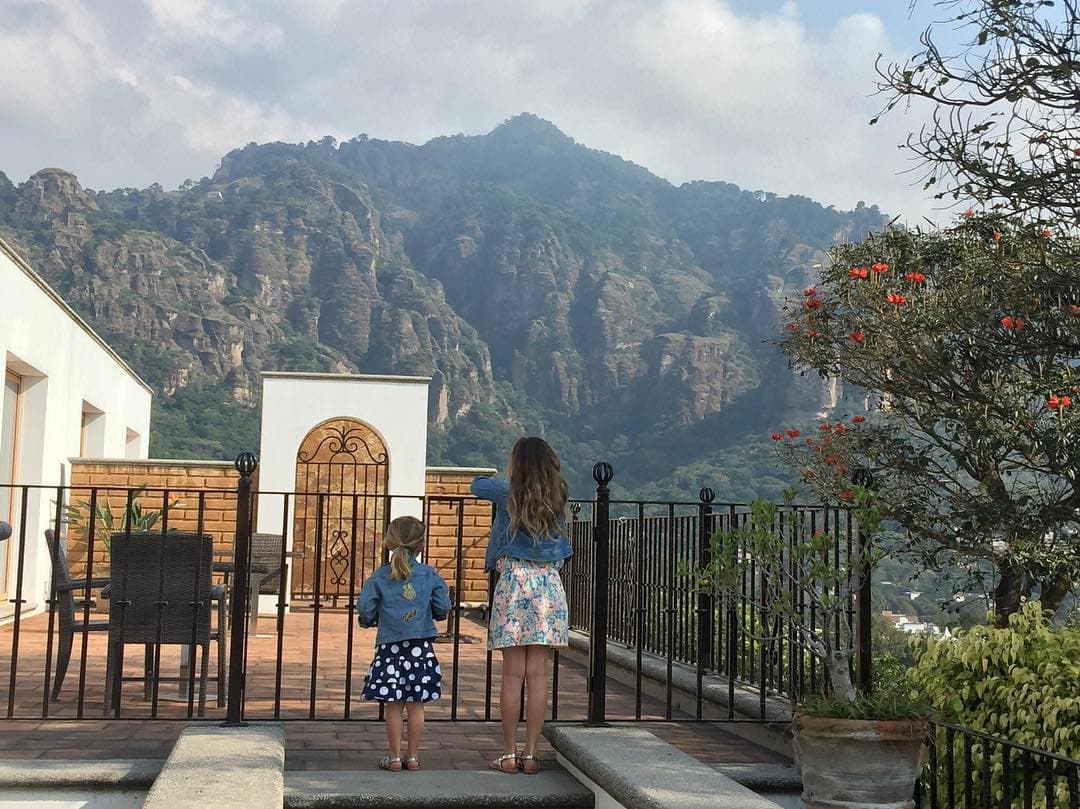 A finales del mes de octubre, Geraldine llevó a sus hijas a dar un paseo por el pueblo mágico de Tepoztlán, en el estado de Morelos.