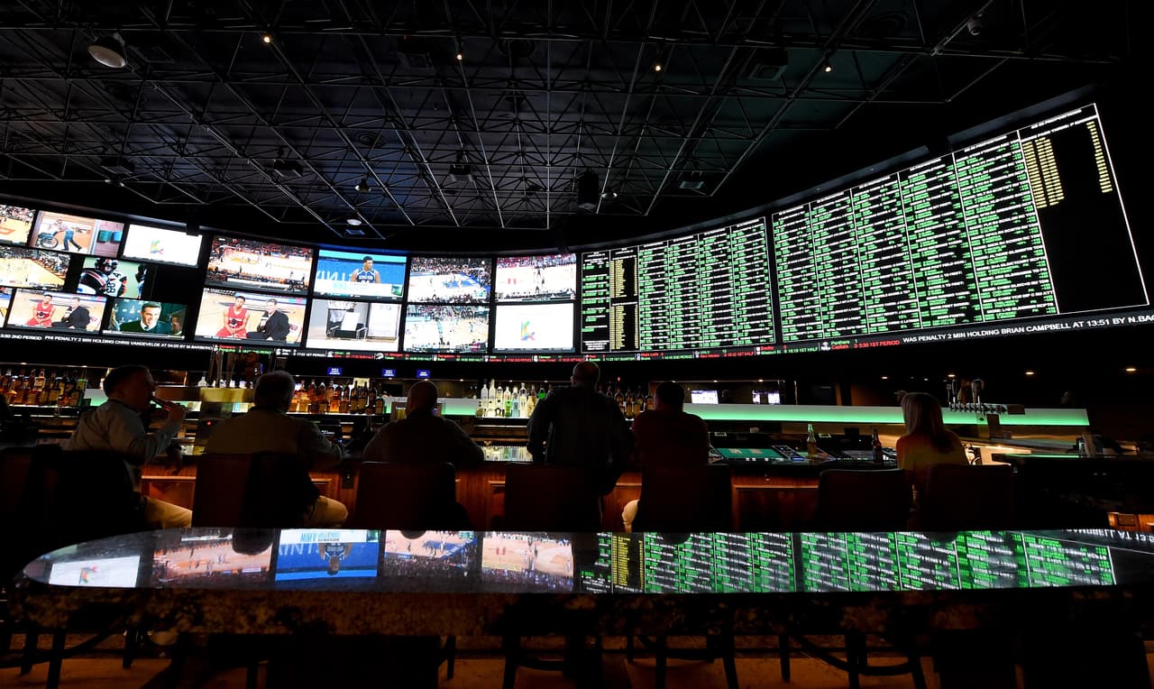 Para conocer más sobre Hard Rock en la historia, en las apuestas, en la tecnología, en el deporte, en los casinos, y en las apuestas deportivas en línea:
<br>
<br>
<a href="https://www.univision.com/local/miami-wltv/apuestas-deportivas-miami-guia-completa-como-funcionan-florida-reglas-consejos">Guía completa de apuestas deportivas en Florida: reglas, consejos y cómo funcionan</a>
<br>
<br>
<a href="https://www.univision.com/local/miami-wltv/apuestas-deportivas-grandes-ganadores-historia-miami-florida-eeuu-fotos">Los grandes ganadores de apuestas deportivas en la historia de Florida y EEUU</a>
<br>
<br>
<a href="https://www.univision.com/local/miami-wltv/programas-adiccion-apuestas-deportivas-florida-juego-responsable-miami">El futuro del juego responsable en Florida: ¿qué hacen las casas de apuestas deportivas para prevenir la adicción?</a>
<br>
<br>
<a href="https://www.univision.com/local/miami-wltv/apuestas-deportivas-analisis-de-datos-estadisticas-miami-florida">Apuestas y análisis de datos: ¿cómo se utilizan las estadísticas en el mundo de las apuestas deportivas?</a>
<br>
<br>
<a href="https://www.univision.com/local/miami-wltv/cultura-juego-florida-hard-rock-bet-apuestas-deportivas">La cultura del juego en Florida: ¿qué cambió con la entrada de las apuestas deportivas en línea?</a>
<br>
<br>
<a href="https://www.univision.com/local/miami-wltv/apuestas-deportivas-tecnologia-innovacion-plataformas-miami-florida">¿Qué nos espera en el futuro de las apuestas deportivas? Del streaming en vivo al metaverso</a>
<br>
<br>
<a href="https://www.univision.com/local/miami-wltv/apuestas-deportivas-florida-que-esperar-de-tus-equipos-locales-proxima-temporada">Apuestas deportivas en Florida: ¿qué esperar de tus equipos locales en esta temporada?</a>
<br>
<br>
<a href="https://www.univision.com/local/miami-wltv/deporte-femenino-apuestas-deportivas-una-nueva-fuente-de-interes">El deporte femenino en la era de las apuestas en línea: ¿una nueva fuente de interés?</a>
<br>
<br>
<a href="https://www.univision.com/local/miami-wltv/apuestas-deportivas-florida-tenis-de-mesa-auge-deportes-no-tradicionales">Apuestas deportivas: tenis de mesa, esports, UFC y el auge de los deportes no tradicionales</a>
<br>