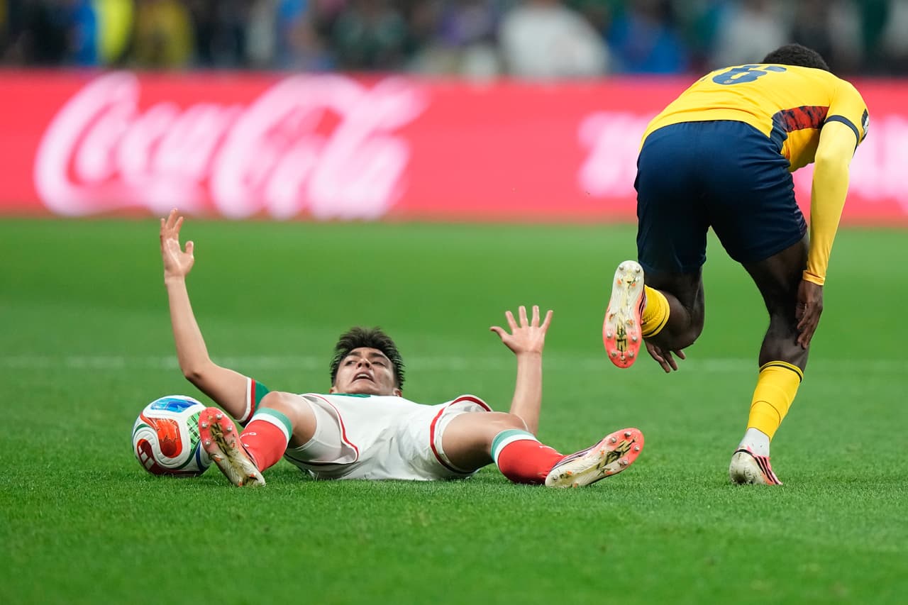 El mexicano Gilberto Mora (19) cae mientras disputa el balón con el ecuatoriano Yaimar Medina (26) durante el partido de dieciseisavos de final de la Copa del Mundo entre México y Ecuador, en Ciudad de México, el martes 30 de junio de 2026.