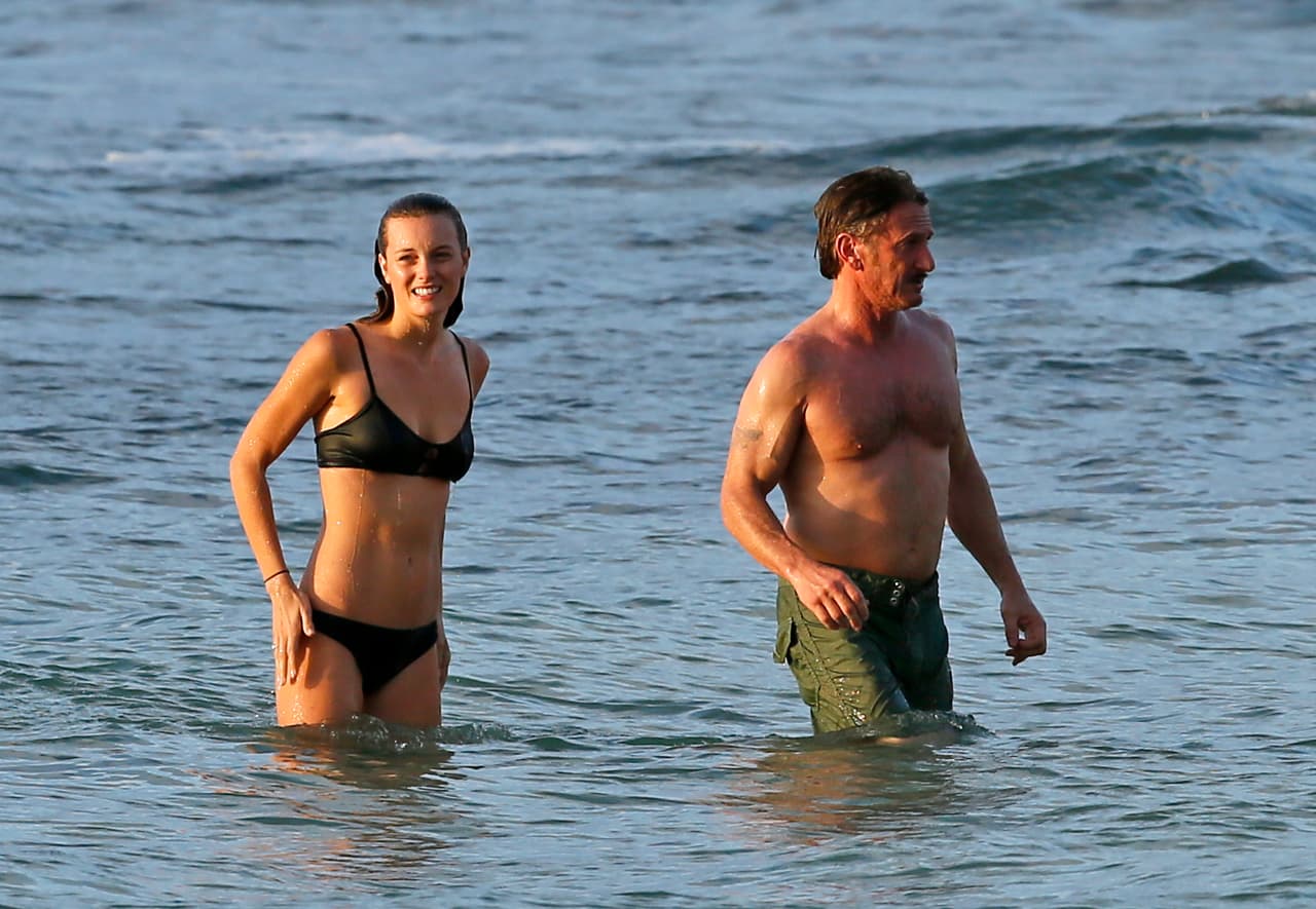 Leila, presumiendo cuerpazo en bikini, dándose cuenta que estaban siendo retratados.