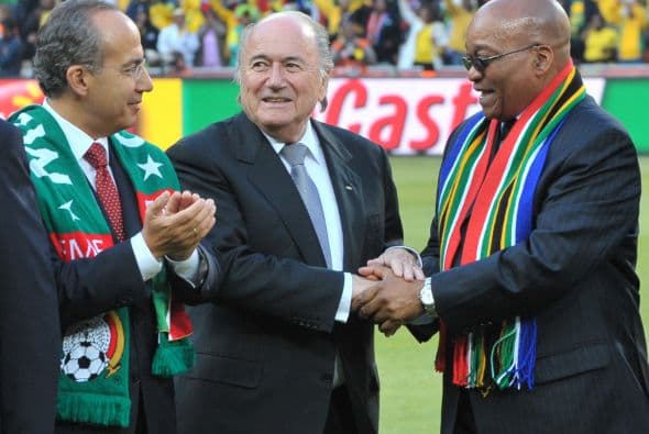 La cancillería mexicana informó Calderón fue uno de los invitados especiales del presidente de Sudáfrica, Jacob Zuma. Esa situación generó una serie de criticas en el país.