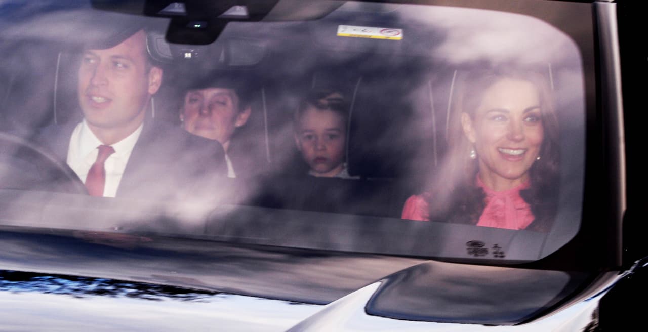 Como el año pasado, ambas parejas asistieron y se retiraron por separado del 
<b><a href="https://www.rct.uk/visit/the-state-rooms-buckingham-palace">palacio de Buckingham</a></b>, sede de este tradicional almuerzo.