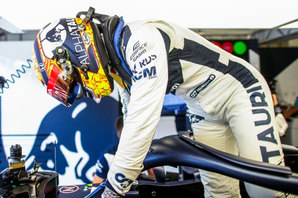 El mexicano Sergio Pérez se quedó en el cuarto sitio de la clasificación para el Sprint del Gran Premio de Brasil en el cual el británico Lewis Hamilton brilló y se quedó con la primera posición a pesar de la sanción que acarrea por modificaciones en el motor. Lewis Hamilton, perderá cinco puestos en parrilla, por cambiar la cámara de combustión del motor de su Mercedes, pero saldrá primero este sábado en la calificación sprint para el Gran Premio de Brasil.