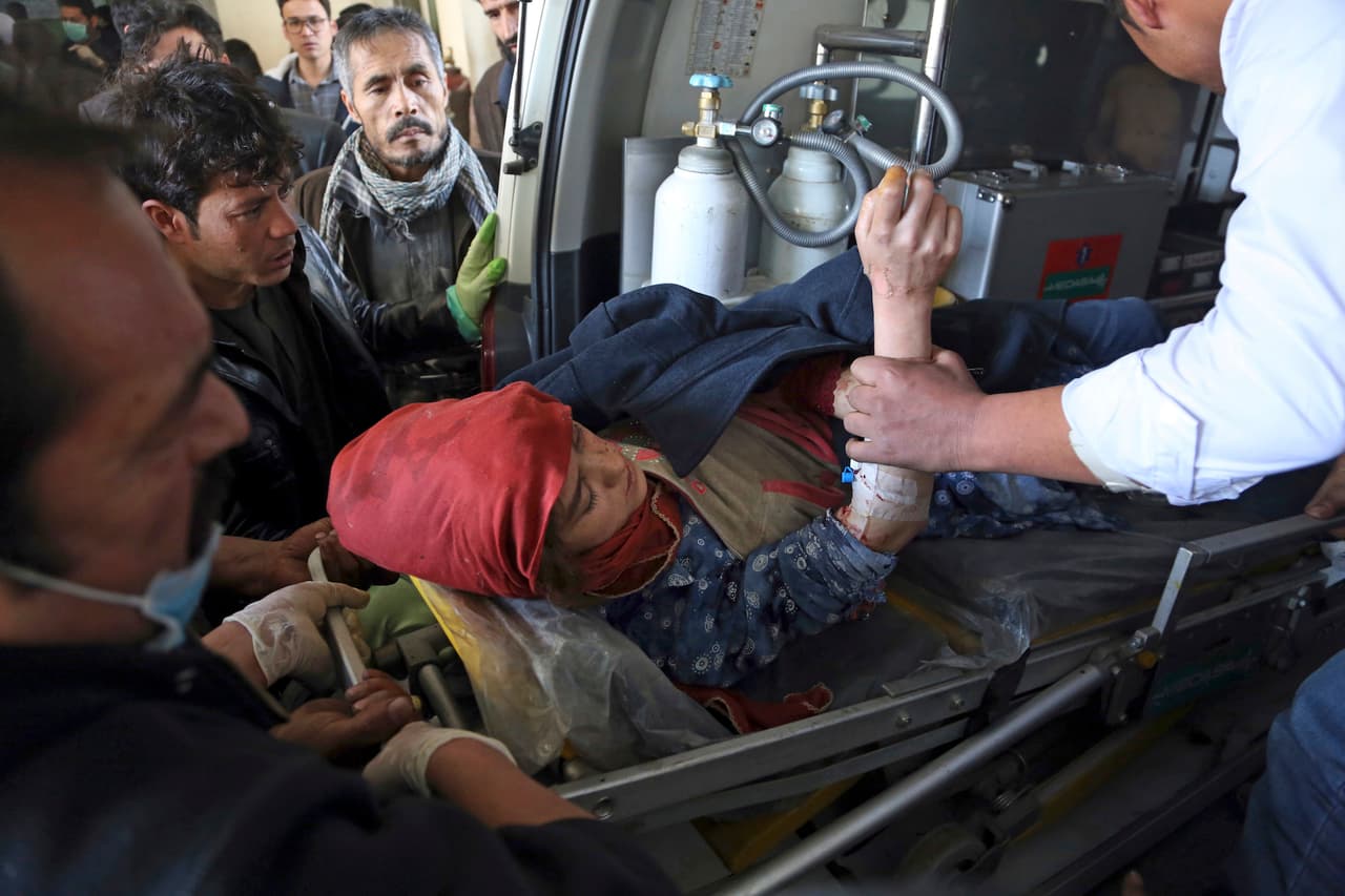 Esta mujer herida durante el ataque en Kabul está siendo trasladada en ambulancia a un hospital.