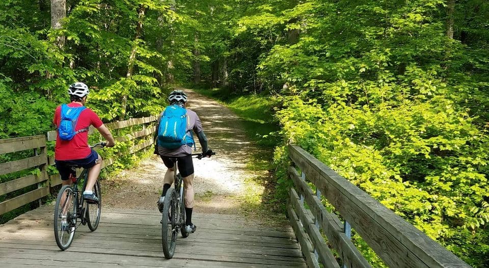 <b>Duke Forest (Durham)</b>. Esta ruta comienza en el histórico Bennett Place, el lugar de la mayor rendición de tropas de la Guerra Civil. Duke Forest ofrece más de 30 millas de carreteras para andar en bicicleta, así como 3.4 millas de senderos de superficie preparados que serpentean a través de los bosques alrededor del campo de golf de la Universidad de Duke. Mientras estés en la zona, recorre el hermoso campus de la Universidad de Duke apto para bicicletas.