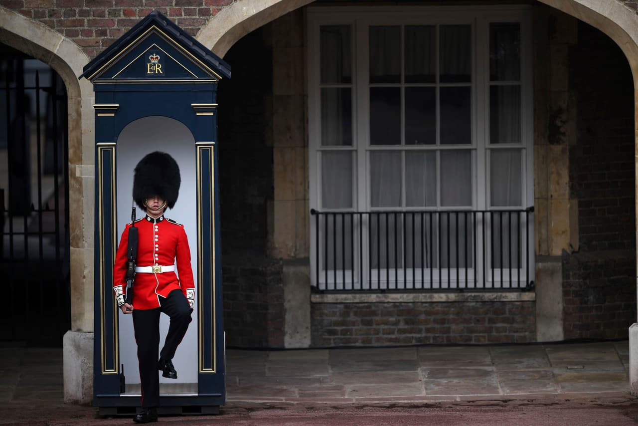 Un miembro de la Guardia de Coldstream (la 
<i>Coldstream Guard</i> es un regimiento británico, el más antiguo, cuyo papel principal es proteger a la monarquía), frente al Palacio de St James en Londres, este sábado 10 de septiembre de 2022, poco antes del comienzo de la ceremonia del Consejo de Ascención, donde el 
<a href="https://www.univision.com/noticias/mundo/cambios-billetes-monedas-himno-muerte-de-isabel-ii">rey Carlos III fue proclamado monarca formalmente.</a>