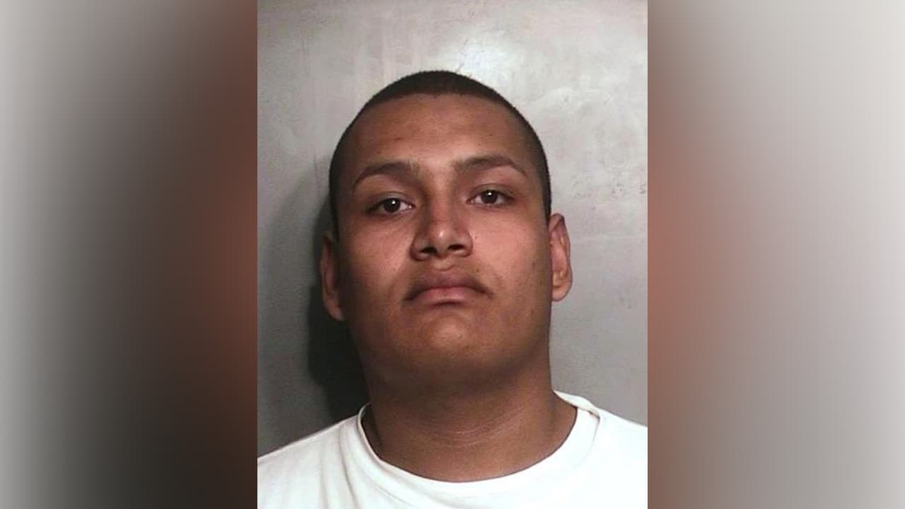 <b><a href="https://stophoustongangs.org/default.aspx?act=incidentmapgallerytop10detail.aspx&category=TaskForcePartner&IMID=1781&menugroup=Home" target="_blank">Israel Macías Campos</a></b> apodado "Prieto", forma parte de la pandilla 'Southwest Cholos', es buscado por asesinato capital.