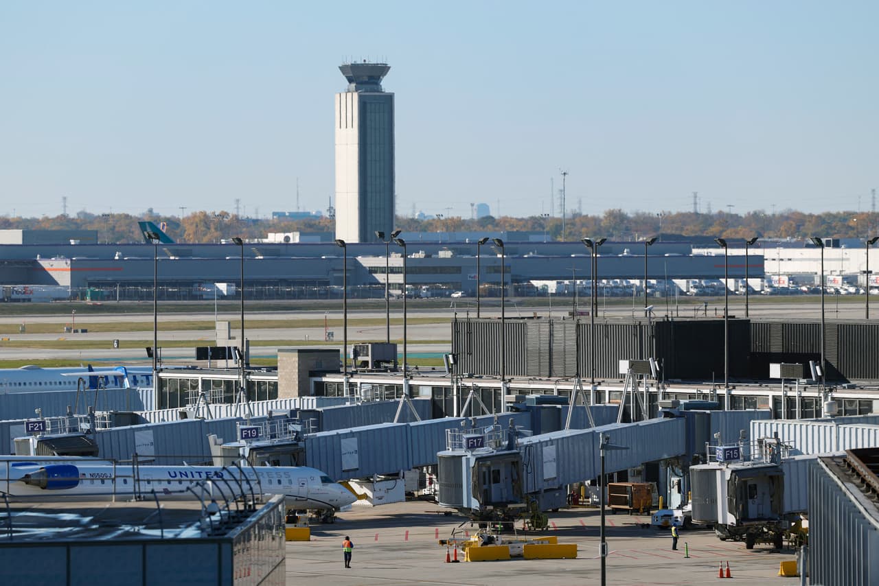 La Administración Federal de Aviación (FAA) anunció esta semana
<b><a href="https://www.univision.com/noticias/estados-unidos/la-faa-reducira-el-10-del-trafico-aereo-en-40-mercados-de-gran-volumen-desde-el-viernes-para-mantener-la-seguridad-durante-el-cierre-del-gobierno" target="_blank"> una reducción del 10% </a></b>en su capacidad de vuelos, medida que impacta a 
<b>40 aeropuertos importantes en todo el país.</b>