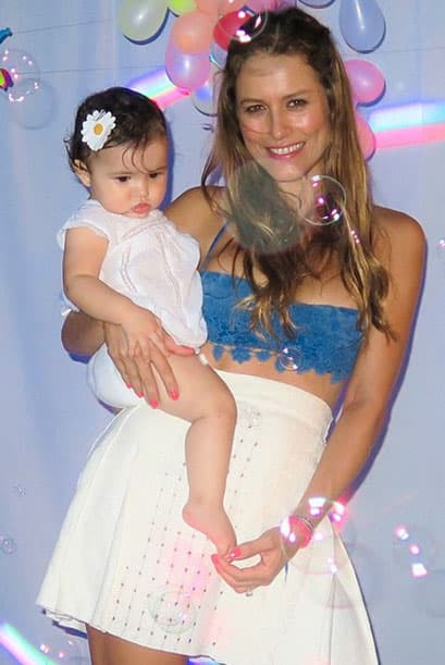 La actriz siempre viste de los más coqueto a sus princesas. Seguro cuando sean más grandes serán todas unas 'fashionistas'.