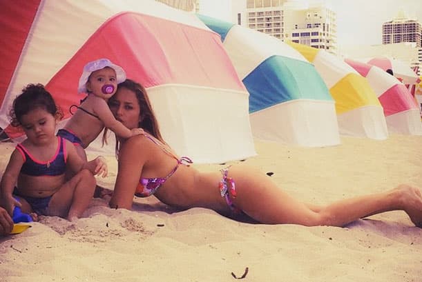 ¿No es encantador ver a mami con sus hermosas nenas?