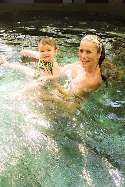 Ponce ama hacer todo tipo de actividades con su familia, entre ellas, nadar con Regina.