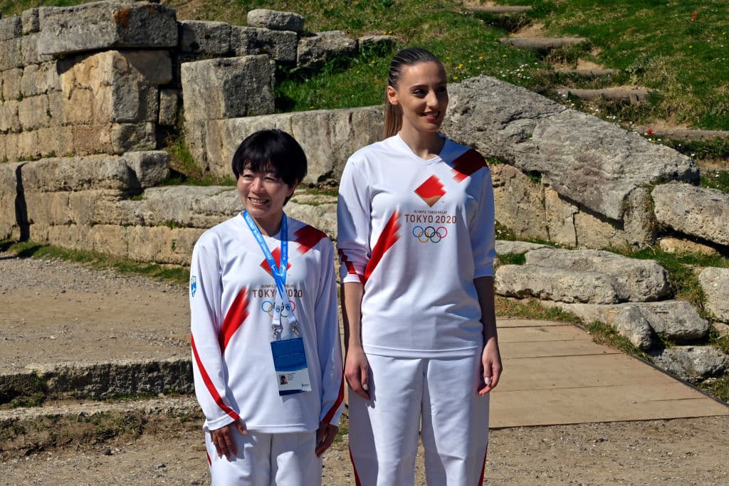 La antorcha olímpica se encendió y será entregada a los organizadores de los Juegos Olímpicos de Tokio 2020 en Atenas el 19 de marzo. El evento lució vacío por medidas sanitarias debido al coronavirus.