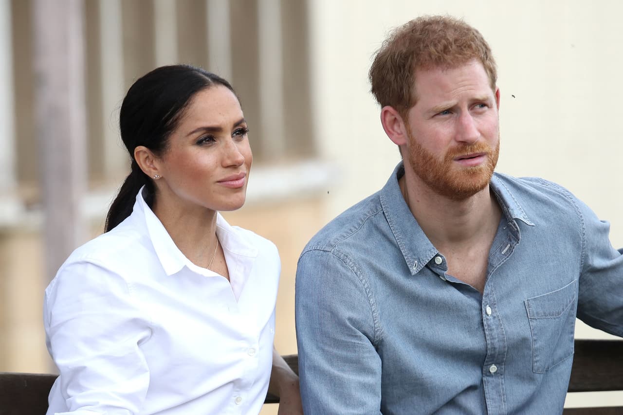 "Fundamentalmente, 
<b><a href="https://www.univision.com/famosos/meghan-markle-ya-tiene-fecha-para-regresar-a-la-escena-publica-tras-su-salida-de-la-familia-real-todos-podran-verla-fotos" target="_blank">Harry quería salir</a></b>", dijo una fuente del libro, "en el fondo, siempre estaba luchando dentro de ese mundo. Ella le ha abierto la puerta al respecto".
<br>