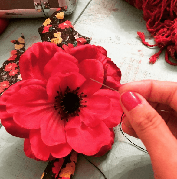 Para Mon Laferte, los detalles son muy importantes, es por eso que ella misma hace los accesorios que usa como parte de sus atuendos, como esta flor que le quedó lindísima.