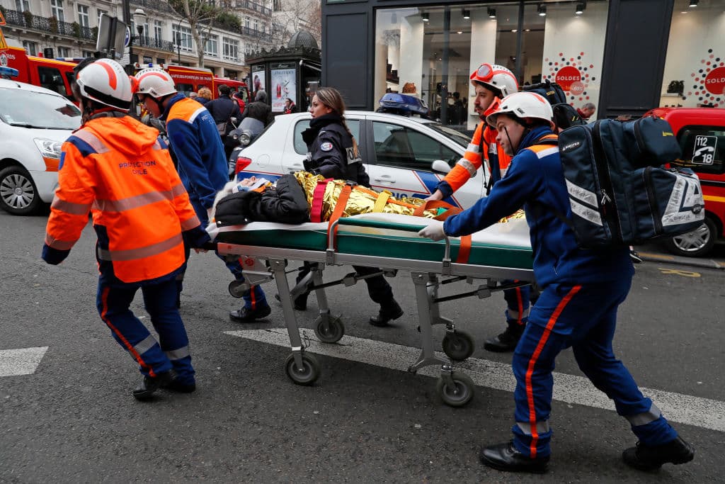 Una persona herida es ayudada por los servicios de emergencia que asisten a la explosión en París, Francia. Inicialmente las autoridades dijeron que se trataba de cuatro muertos, pero luego corrigieron el número a dos. Foto por Kiran Ridley/Getty Images