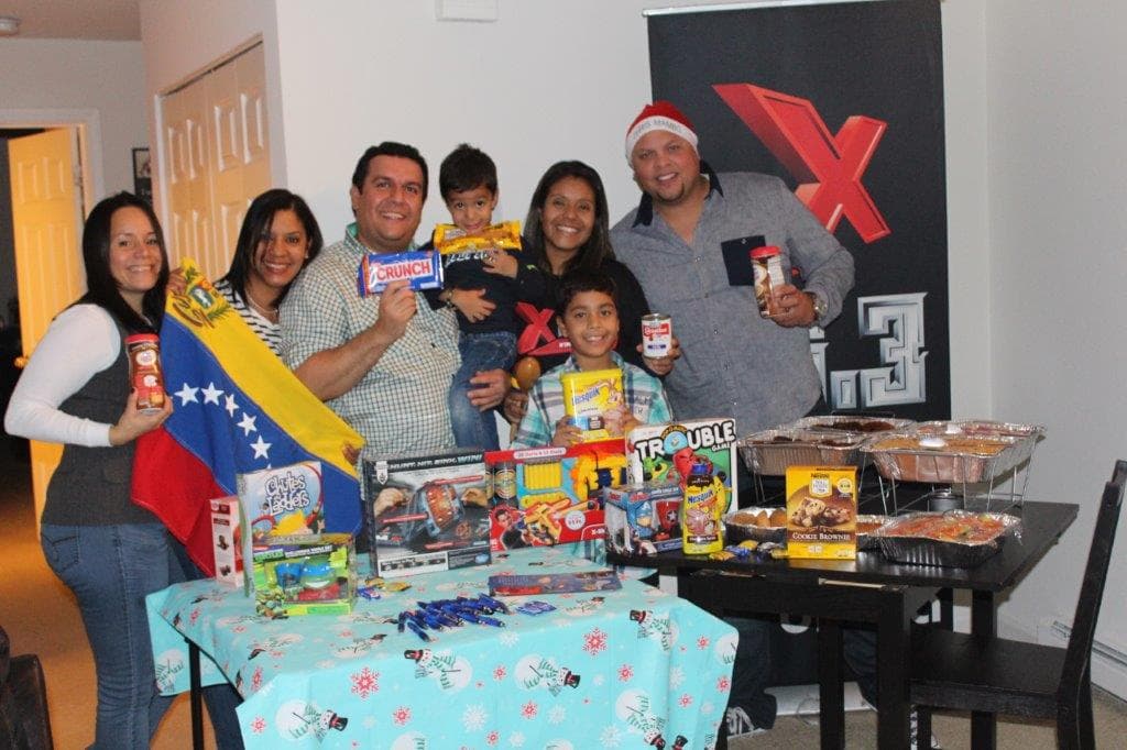 DJ Chris Mambo sorprendió a la familia Rojas en Tarry Town, Nueva York con una Parranda llena de regalos de parte de Nestlé Coffee Mate, Nescafé Clásico, La Lechera y Nestlé Toll House.