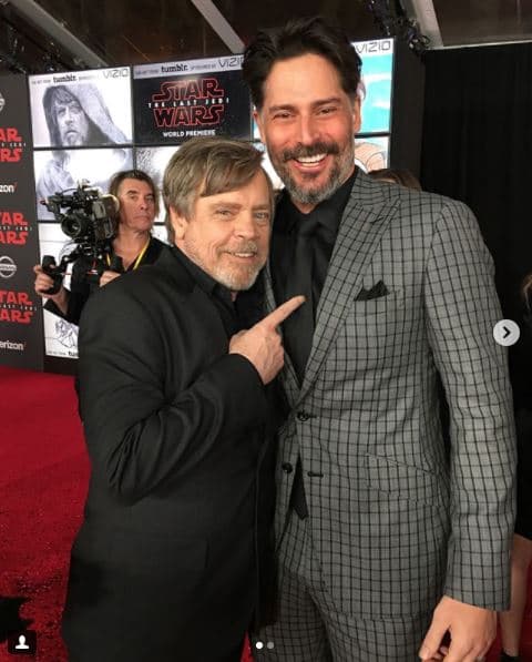 Por su parte Joe Manganiello también aprovechó sus redes sociales para presumir esta fotografía que se tomó junto al actor Mark Hamill, quien interpreta a 'Luke Skywalker': "Con Luke Skywalker en la premier de #TheLastJedi #CosasQuéHacerAntesDeMorir".