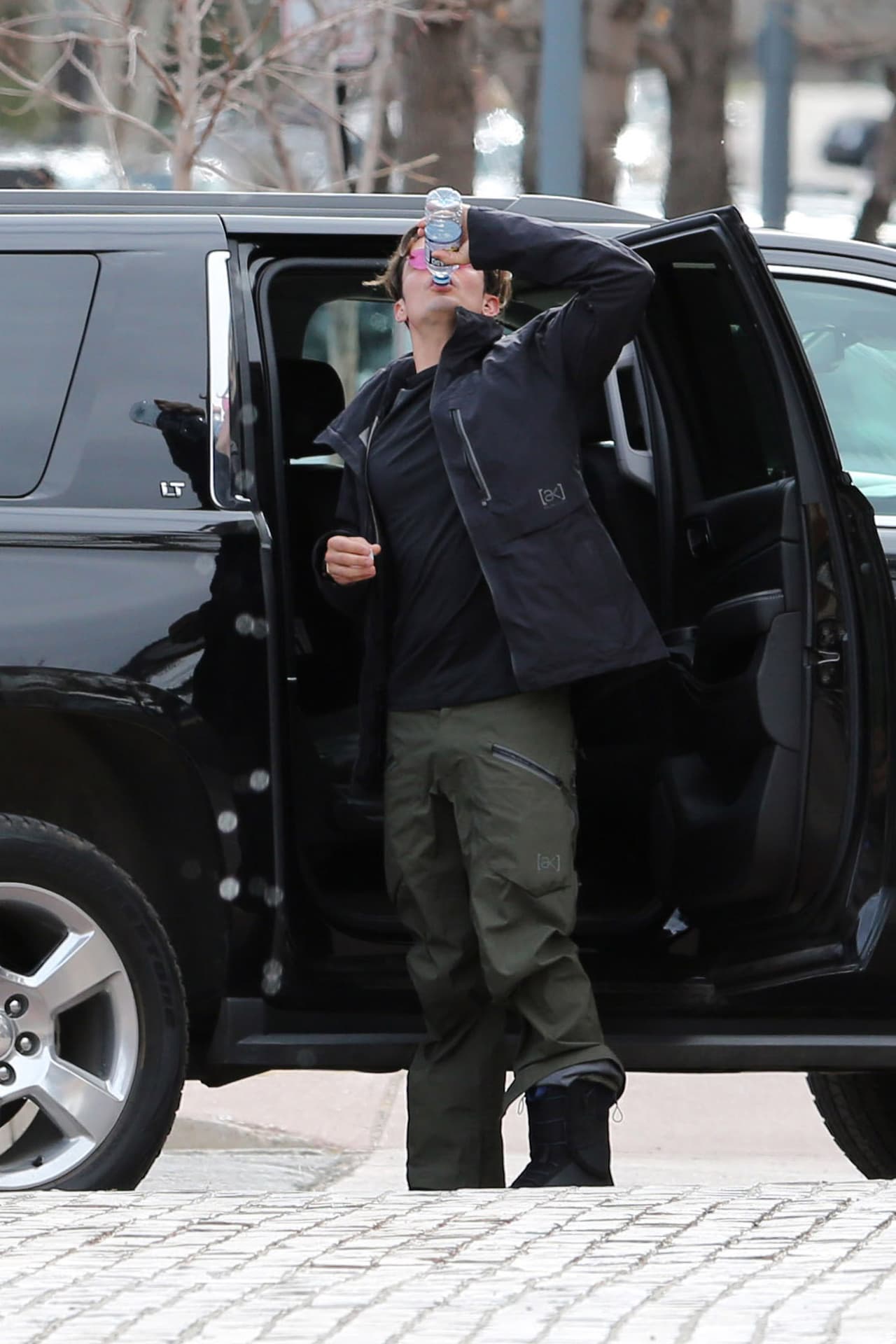 Se refrescó con una botellita de agua.