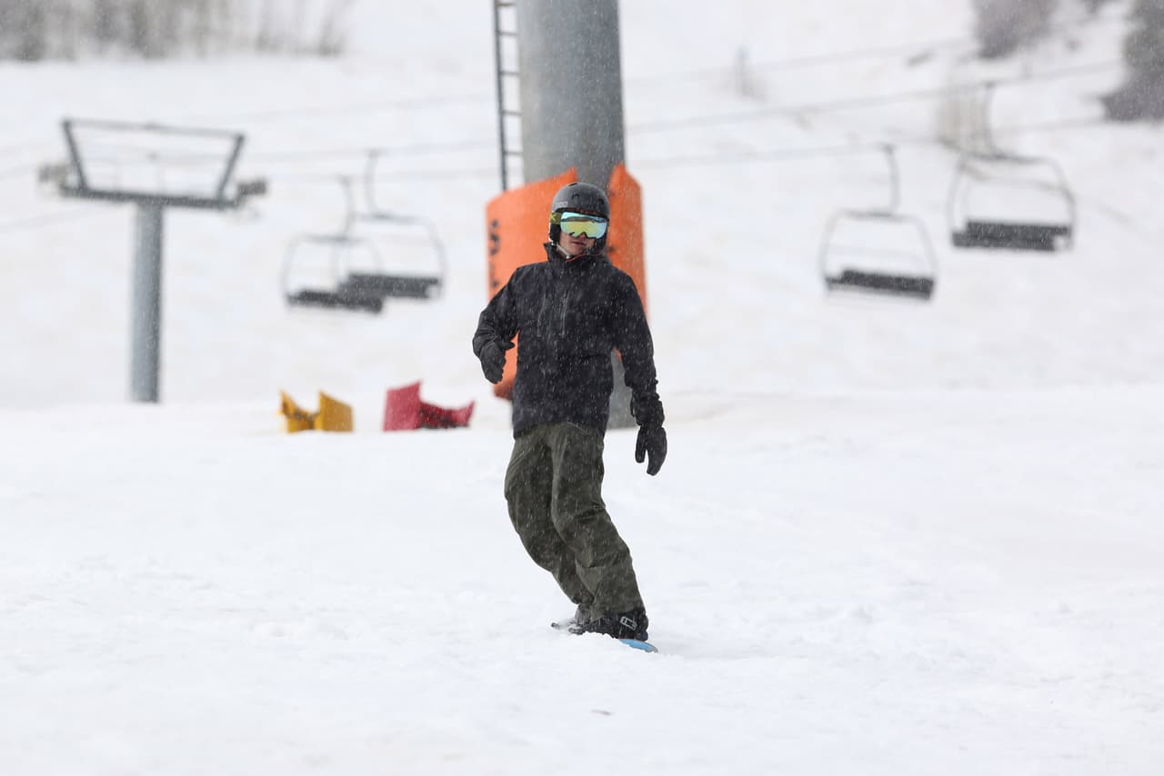 Se puso su equipo de snowboard y se lanzó a la nieve.