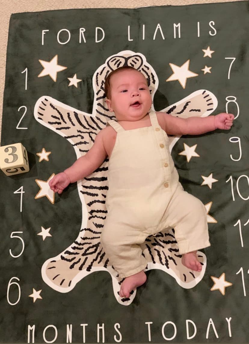 Como si supiera que Pamela Silva se había prometido criarlo como un ser de luz, Ford le ayudó con un caracter relajado que siempre la hacía sonreír.
<b> Gracias al apoyo de sus televidentes, nuestra presentadora comenzó a sentirse en confianza para dar a conocer pequeños detalles de la vida de Ford. </b>
<br>
<br>Como en esta ocasión, en la que madre e hijo 
<a href="https://www.univision.com/temas/fiestas-y-celebraciones">celebraron</a> los primeros 3 meses de vida, con un Ford risueño y dejándose querer por la cámara.