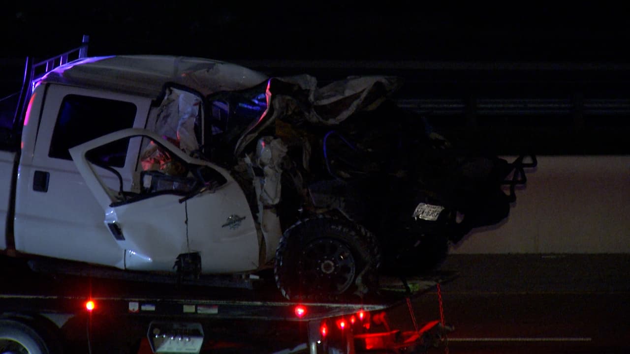 El conductor tuvo que se rescatado al quedar prensado en su camioneta y aún no se conoce su estado de salud.