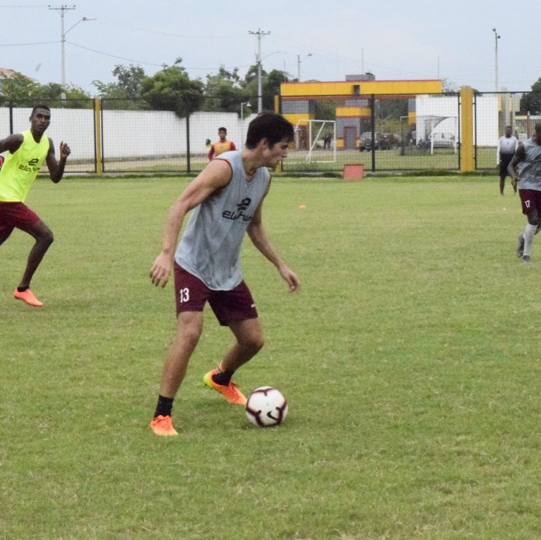 Comentó que le esclavizaba la idea de pensar que por 12 años había vivido ese sueño y necesitaba intentarlo, sin embargo, confesó que las críticas y risas que recibía constantemente al hablar del tema "opacaban mis ganas de cumplir ese sueño".