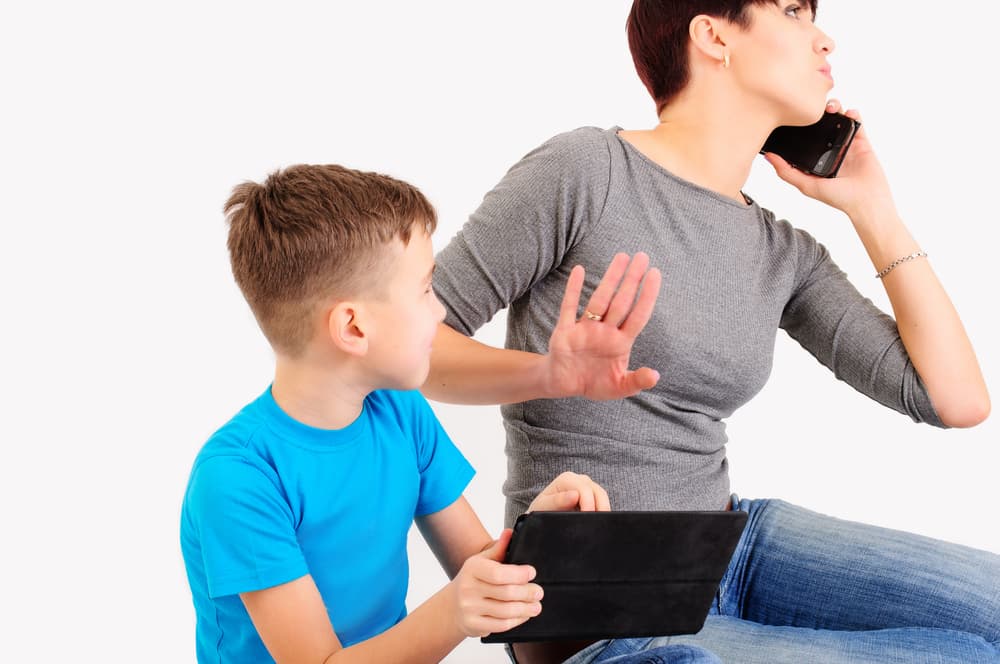 <b>Tu punto débil es:</b> Precisamente lo contrario de lo anterior puesto que debido a esa facilidad de expresión incurres en el error de hablar demasiado y sin parar, de temas que a otros no les interesan, o extenderte en detalles irrelevantes cuando alguien te pregunta sobre tu salud, o la de tu familia o cómo te va en el trabajo. Ocupar mucho tiempo en el teléfono o en los medios sociales descuidando la familia inmediata es una desventaja.