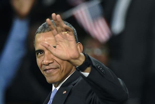 Obama saluda a los asistentes.