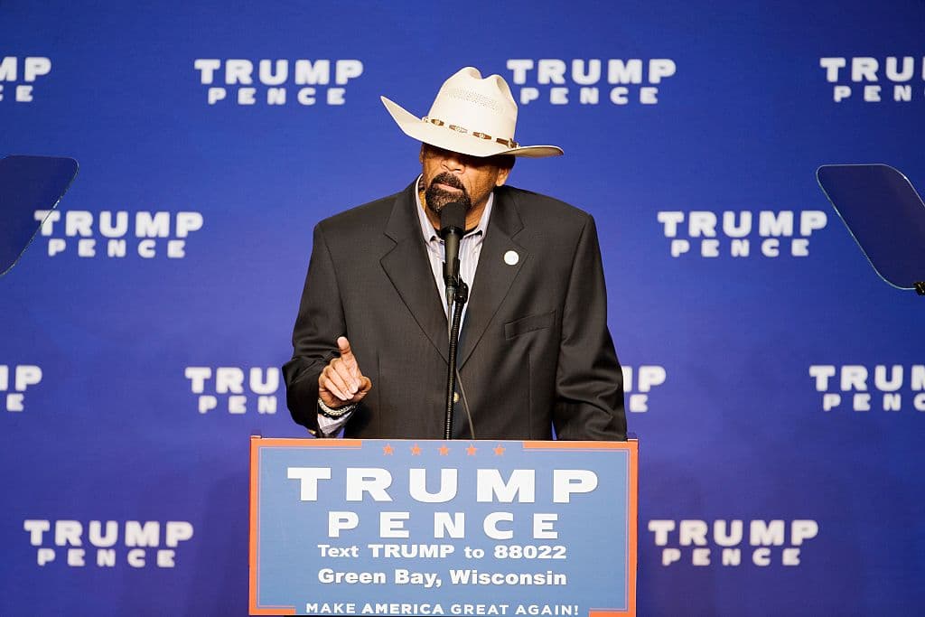 David ClarkeEl alguacil conservador del condado de Milwaukee, Wisconsin, es conocido por sus críticas al movimiento 'Black Lives Matter' y por catalogarlo como "anarquista". Apuntó entonces la frase 'Blue Lives Matter' (las vidas de los policías importan). Ha defendido la "ley y orden" de Trump y fue uno de los ponentes en la Convención Nacional Republicana.