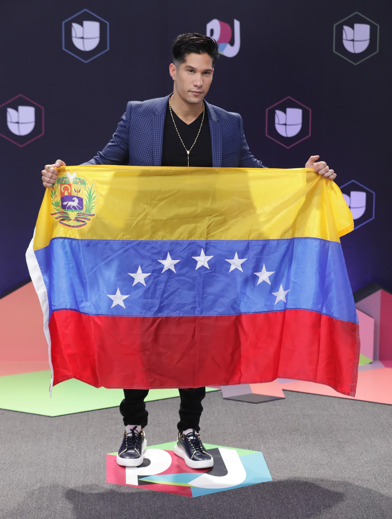 "He visto muchísima necesidad en Venezuela. Obviamente, pues sí sería, creo que 
<b><a href="https://www.univision.com/local/miami-wltv/cantante-chyno-miranda-lidero-jornada-de-recoleccion-de-ayudas-para-los-mas-necesitados-en-venezuela-video" target="_blank">sería en Venezuela</a></b>", comentó.
