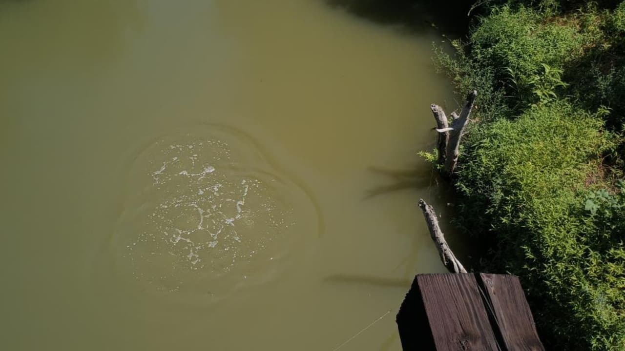 Reportan agua contaminada extendida hasta el este del Río Trinity tras incendio de fábrica en Garland