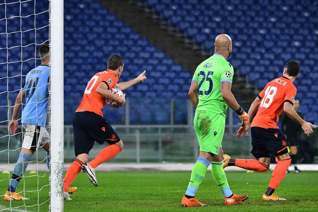 Correo (12’) adelantó al conjunto italiano. Vormer (15’) lo igualó, pero Immobile (27’) regresó la ventaja a los locales. Sobol (39’) dejaba al cuadro belga con 10 hombres; Vanaken (76’) regresó la paridad al marcador. Lazio clasifica a la siguiente ronda como segundo del Grupo F con 10 puntos.